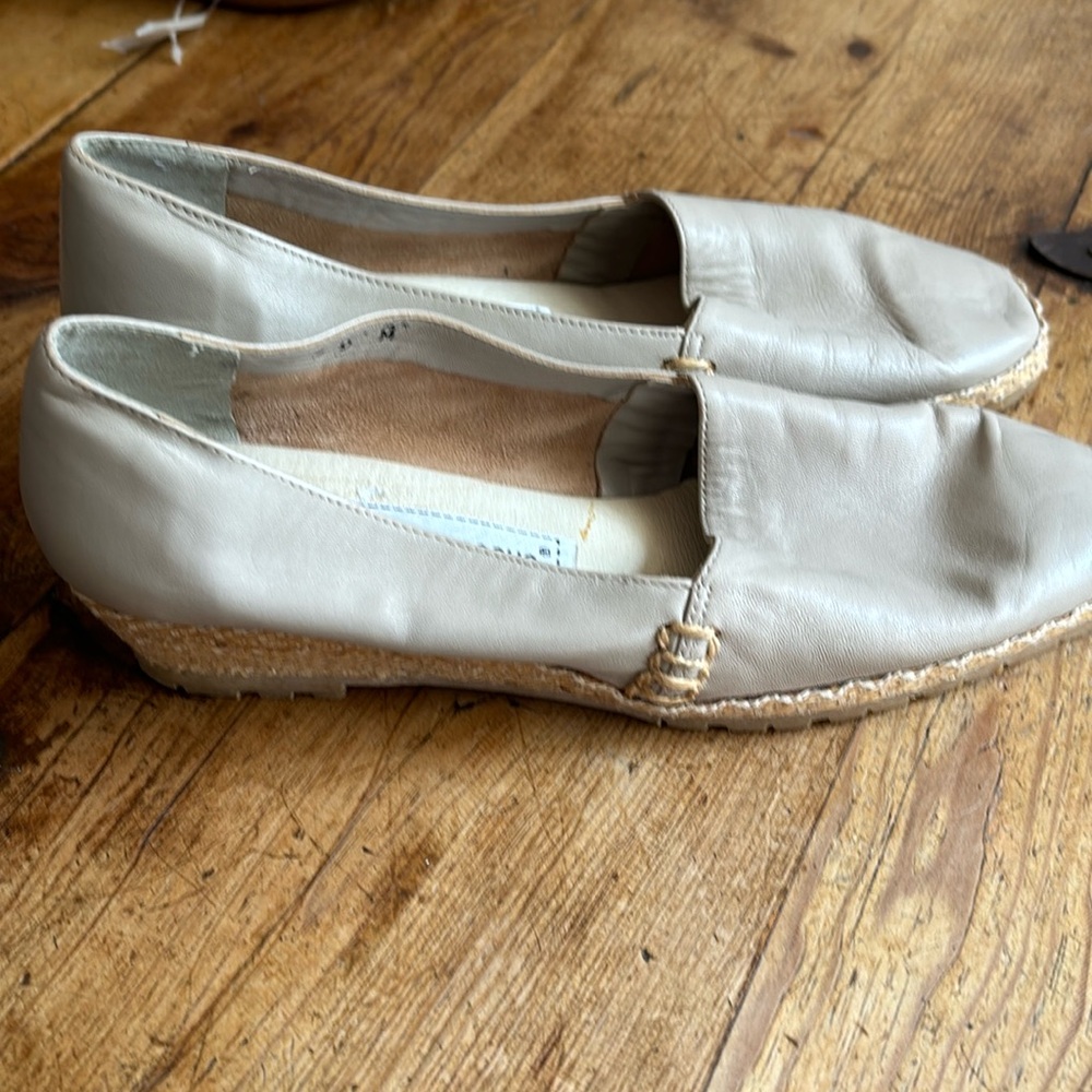 ANDRE’ ASSEOS size 8M beige espadrille with burlap bottom
